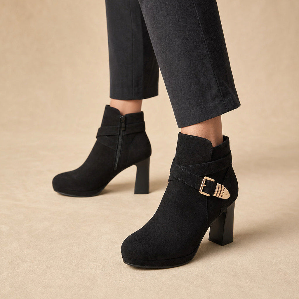 Trudelse | Stiefeletten mit Schnallenriemen und Blockabsatz Schwarz – Produktfoto