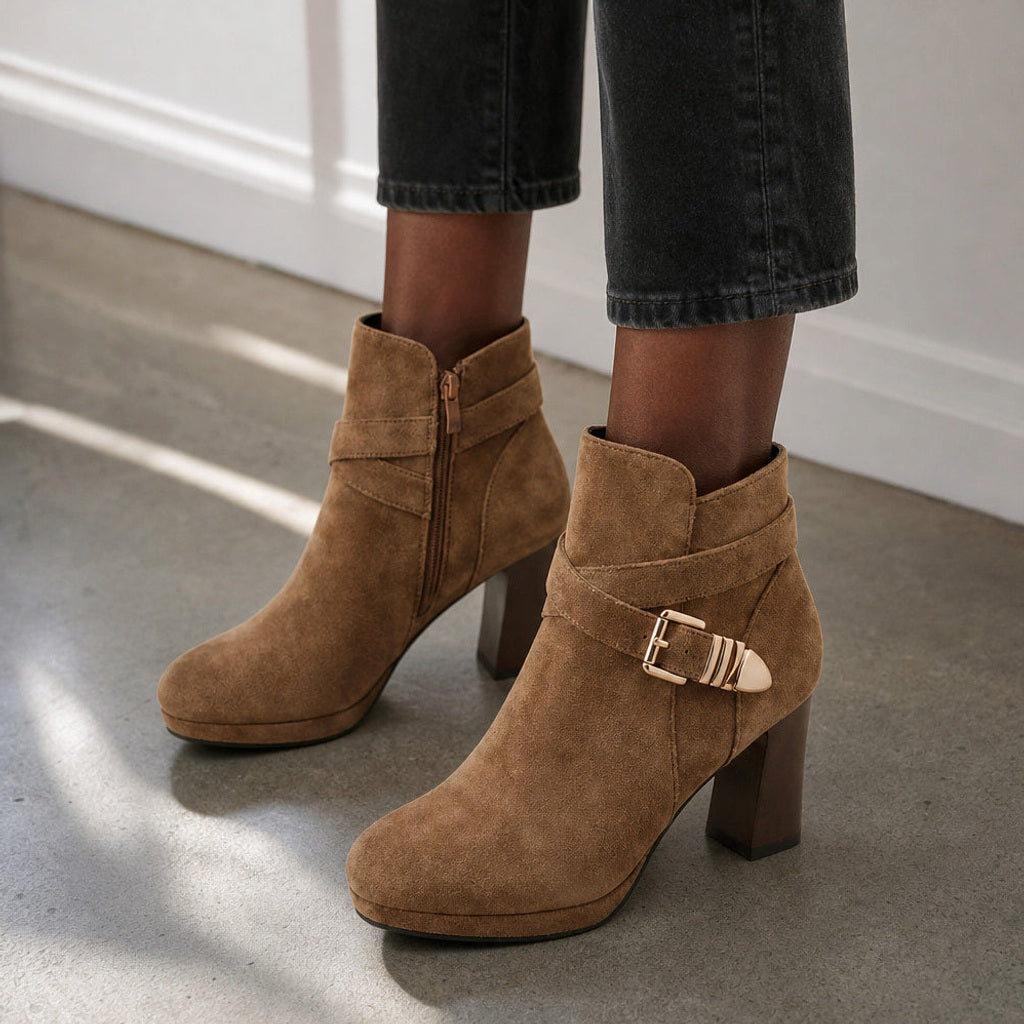 Trudelse | Stiefeletten mit Schnallenriemen und Blockabsatz – Gestyltes Editorial-Foto