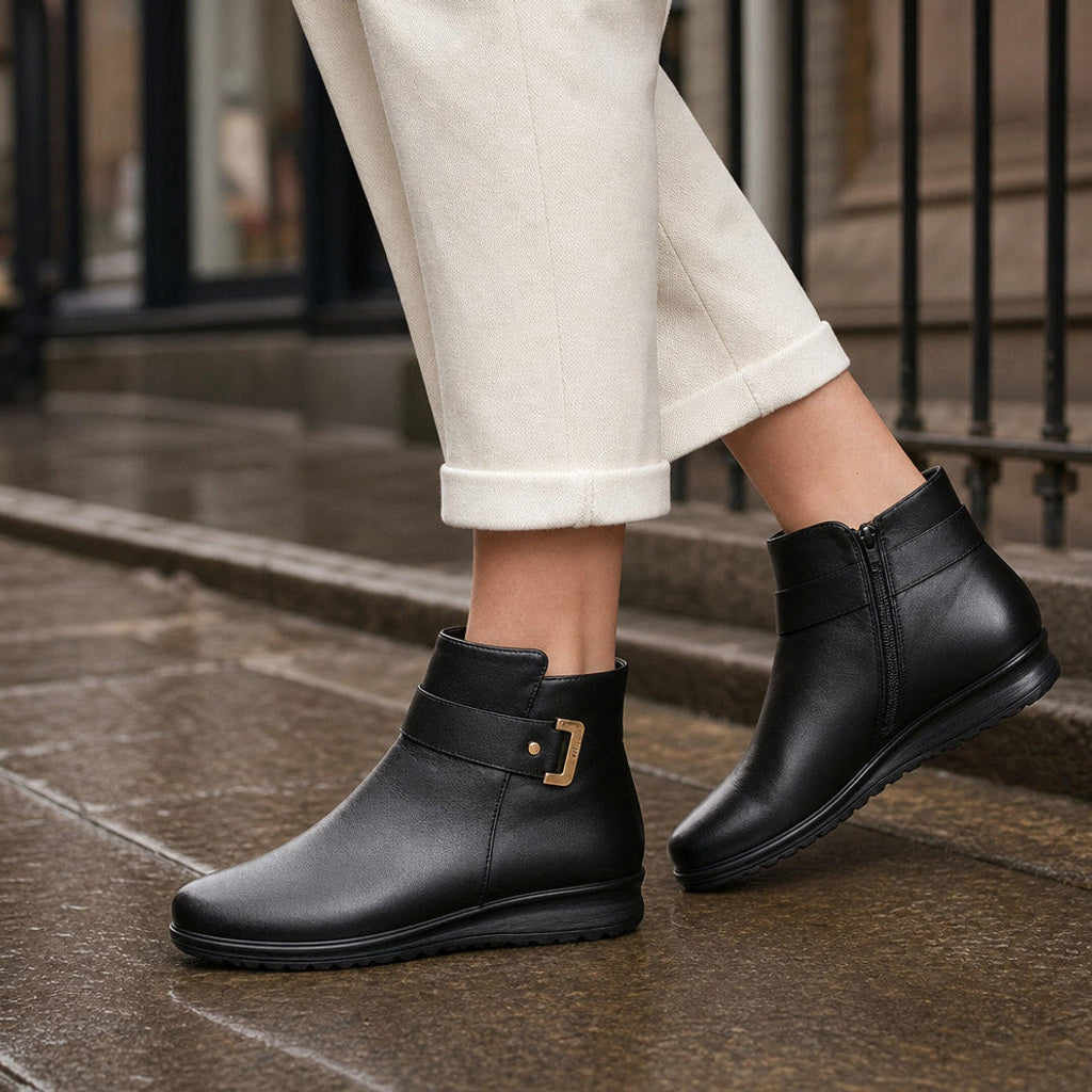 Trudgard | Chelsea Boots mit Schnalle und Fleecefutter Schwarz Schwarz – Gestyltes Editorial-Foto