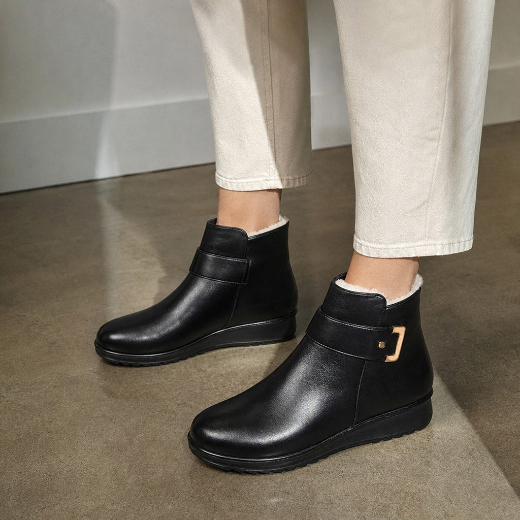 Trudgard | Chelsea Boots mit Schnalle und Fleecefutter Schwarz – Gestyltes Editorial-Foto