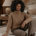 Trudgunde | Strickpullover mit Rautenmuster Merinomischung Mokka / Braun – Gestyltes Editorial-Foto