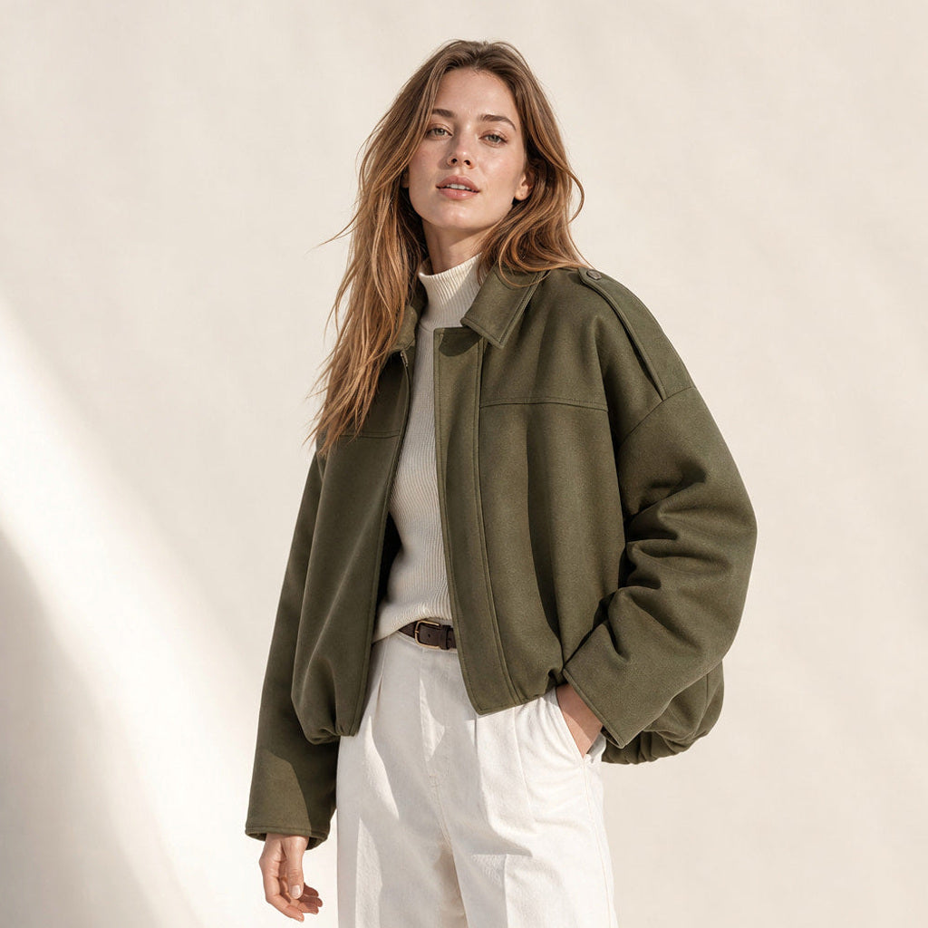 Trudhild | Oversized Bomberjacke mit Rippbündchen – Seitenansicht