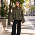 Trudhild | Oversized Bomberjacke mit Rippbündchen – Gestyltes Editorial-Foto