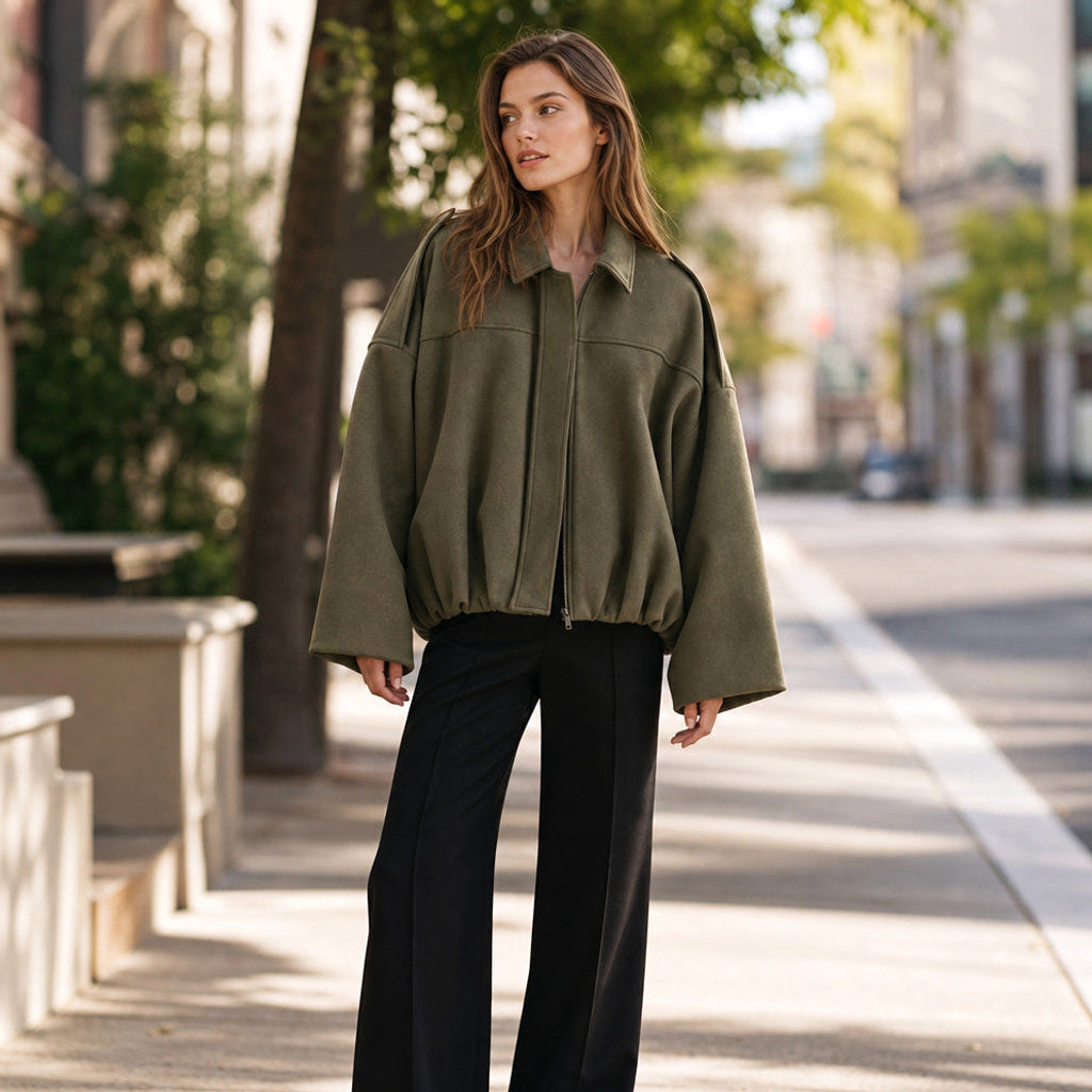 Trudhild | Oversized Bomberjacke mit Rippbündchen – Gestyltes Editorial-Foto