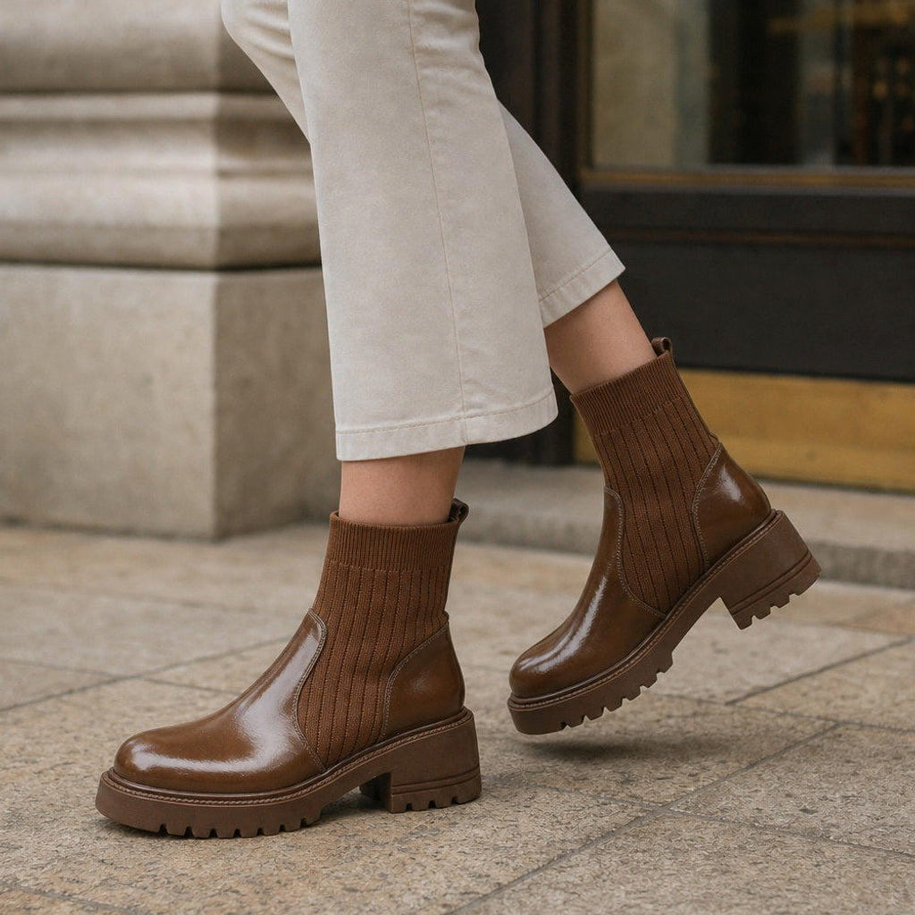 Ulrika | Chelsea Boots mit Rippschaft und Blockabsatz – Gestyltes Editorial-Foto