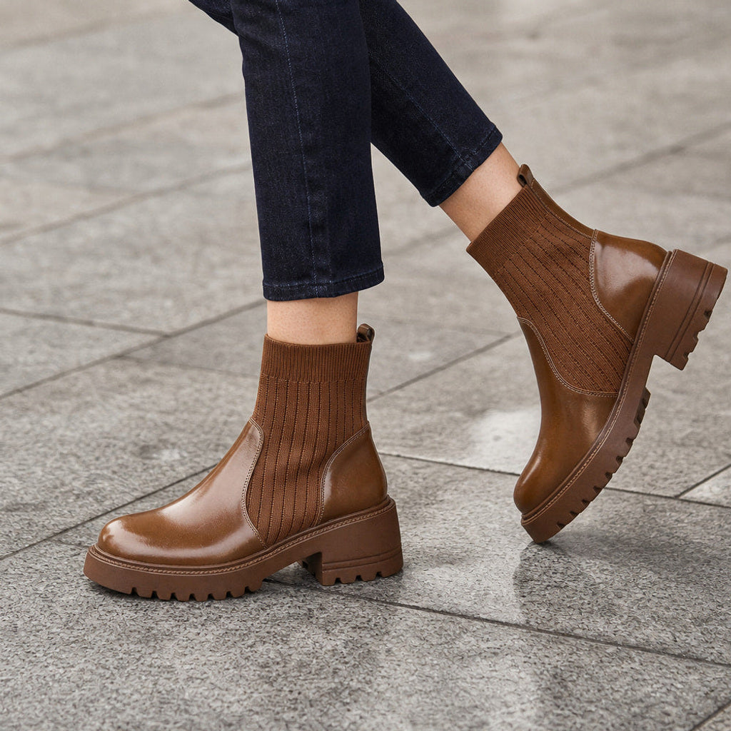Ulrika | Chelsea Boots mit Rippschaft und Blockabsatz Braun – Gestyltes Editorial-Foto