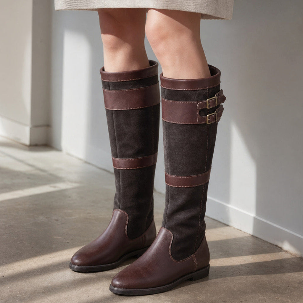 Ursule | Overknee Stiefel mit Doppelschnalle – Gestyltes Editorial-Foto