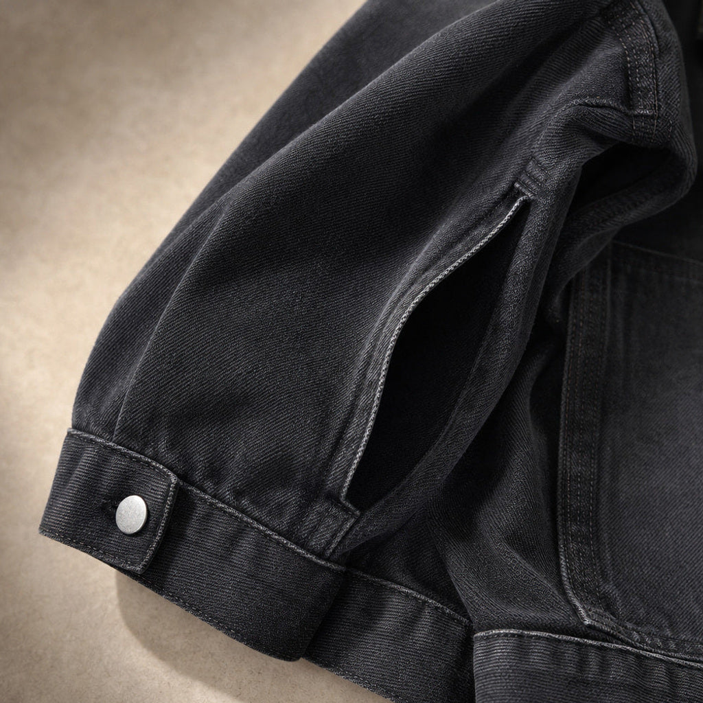 Veronika | Jeansjacke mit Revers-Kragen und Knopfleiste Schwarz – Stoff- und Detailaufnahme