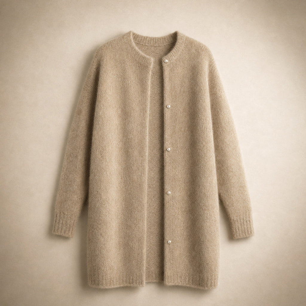 Vilhelmina | Strickjacke mit Knopfleiste in Oversize-Passform Beige – Produktfoto