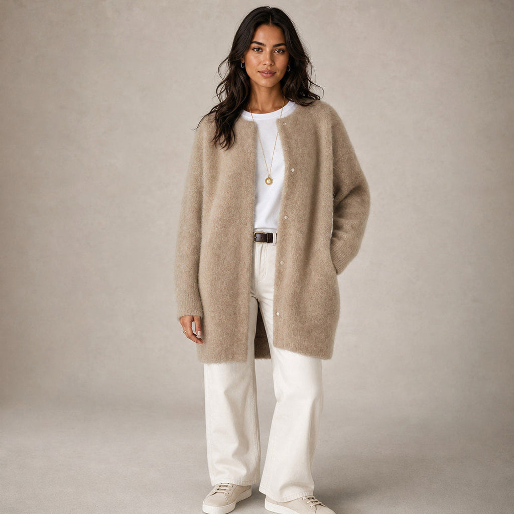 Vilhelmina | Strickjacke mit Knopfleiste in Oversize-Passform in Beige – Premium Editorial