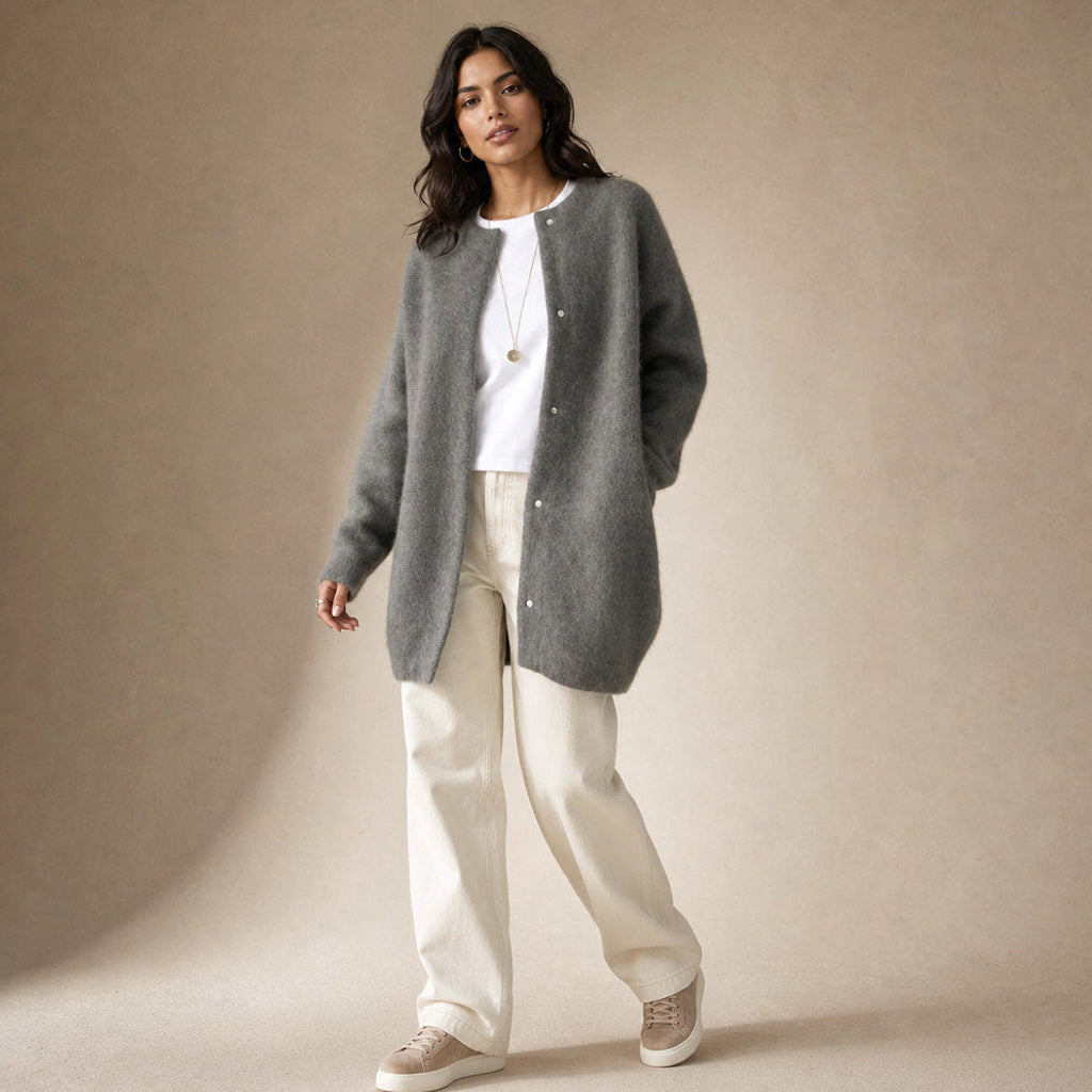 Vilhelmina | Strickjacke mit Knopfleiste in Oversize-Passform Grau – Seitenansicht