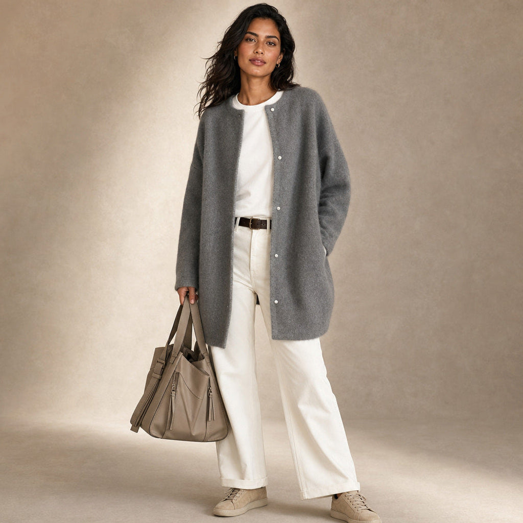Vilhelmina | Strickjacke mit Knopfleiste in Oversize-Passform Grau – Gesamtlook