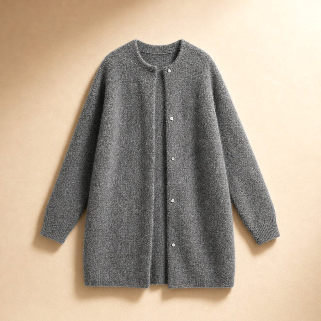 Vilhelmina | Strickjacke mit Knopfleiste in Oversize-Passform Grau – Produktfoto