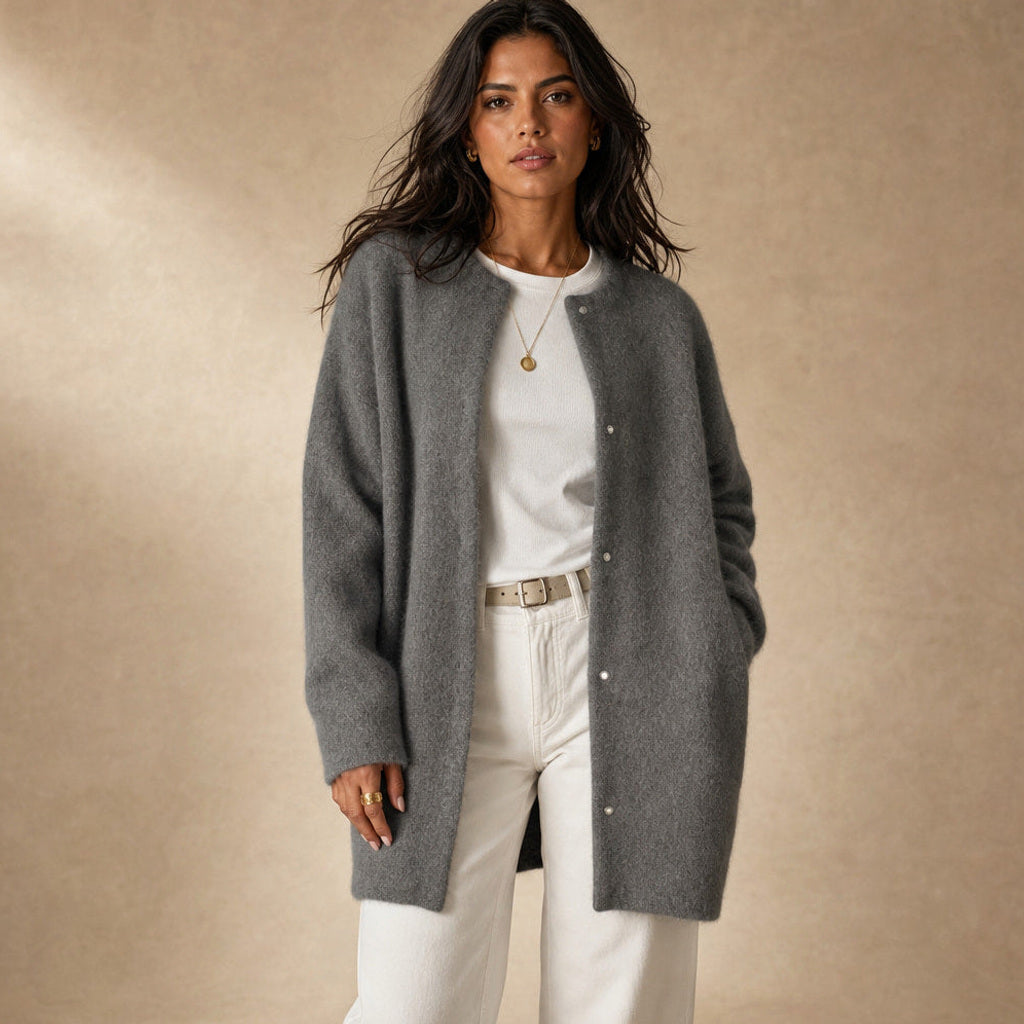 Vilhelmina | Strickjacke mit Knopfleiste in Oversize-Passform in Grau – Premium Editorial