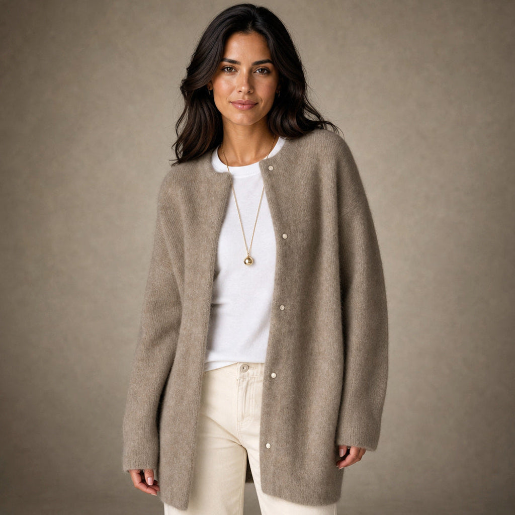 Vilhelmina | Strickjacke mit Knopfleiste in Oversize-Passform – Premium Editorial