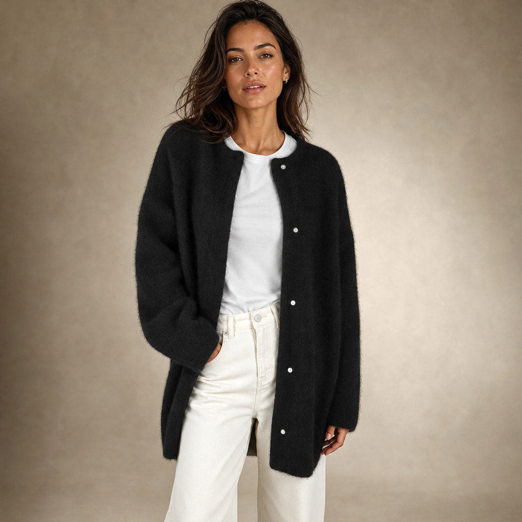Vilhelmina | Strickjacke mit Knopfleiste in Oversize-Passform in Schwarz – Premium Editorial