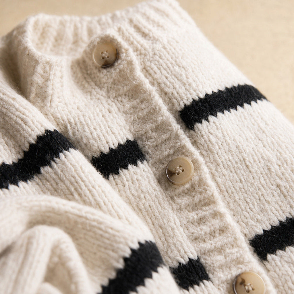 Vincenzine | Strickjacke mit Streifen und Knopfleiste Weiß Weiß – Stoff- und Detailaufnahme