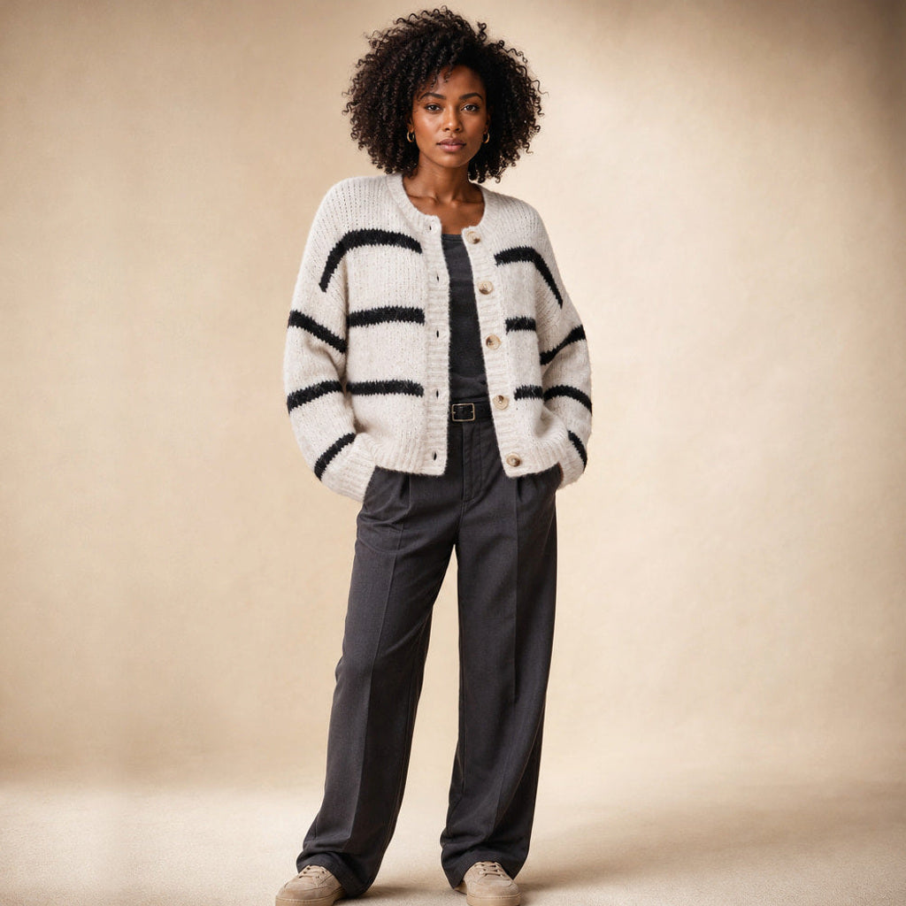 Vincenzine | Strickjacke mit Streifen und Knopfleiste Weiß in Weiß – Premium Editorial