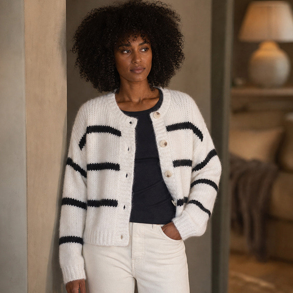 Vincenzine | Strickjacke mit Streifen und Knopfleiste Weiß Weiß – Gestyltes Editorial-Foto
