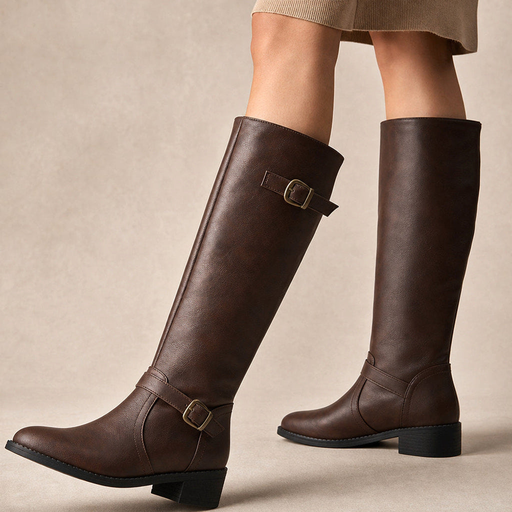 Volkunde | Kniehohe Reitstiefel mit Seitenreißverschluss in Dunkelbraun – Premium Editorial