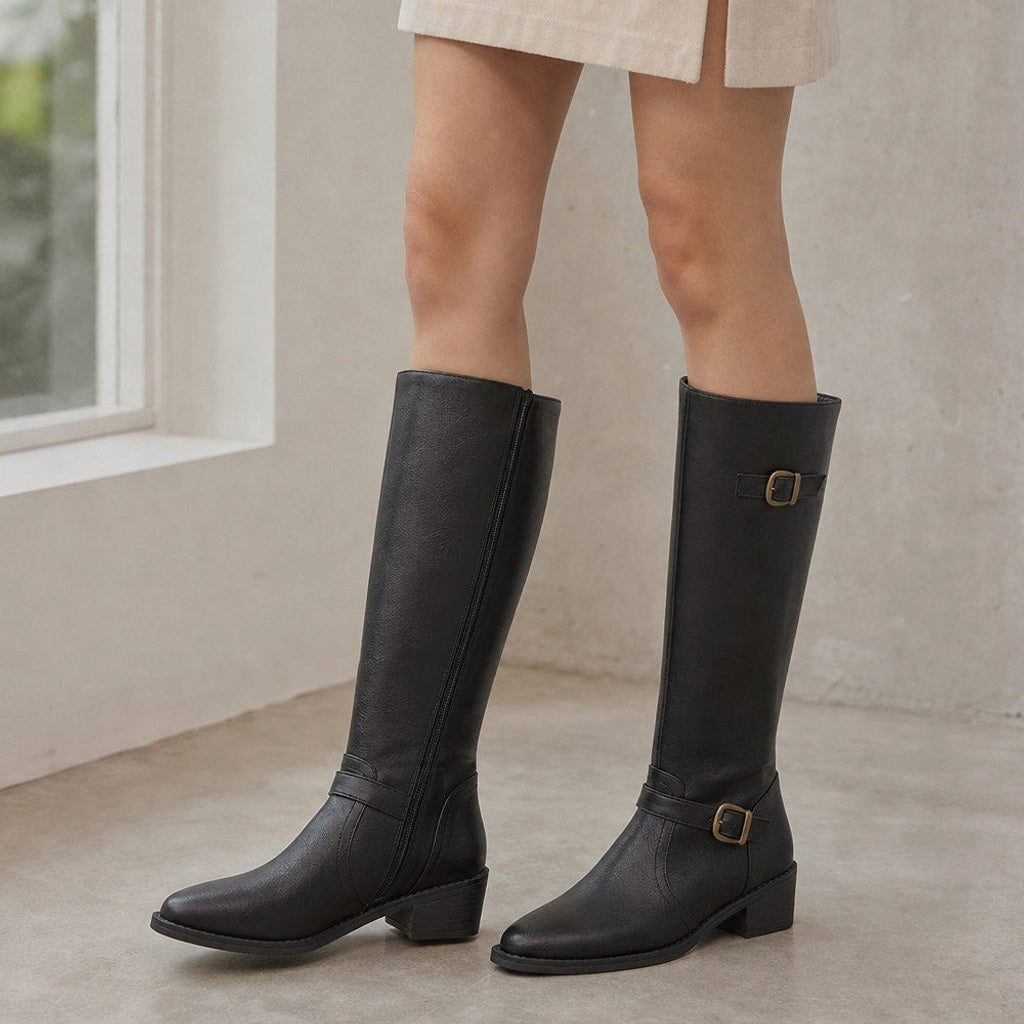 Volkunde | Kniehohe Reitstiefel mit Seitenreißverschluss – Gestyltes Editorial-Foto
