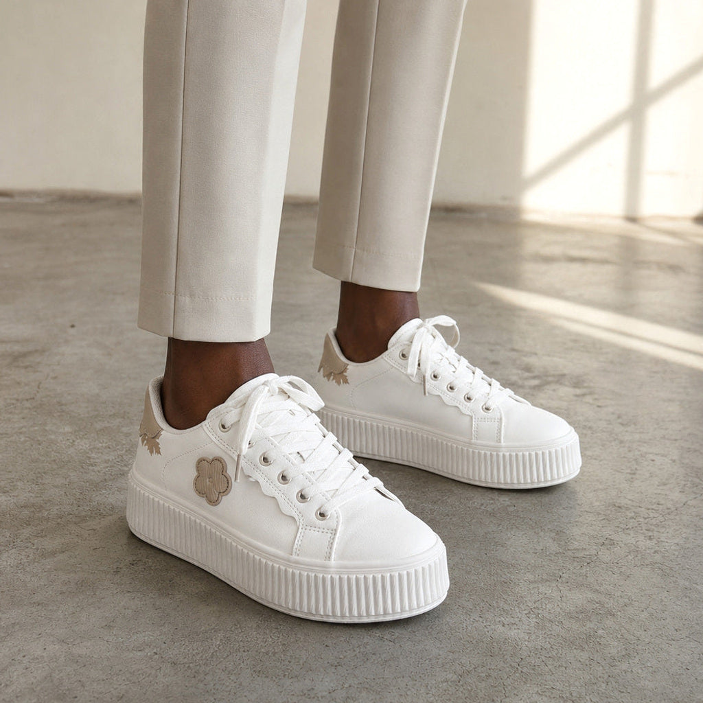 Walburge | Plateau-Sneaker mit Blumenapplikation Weiß – Produktfoto