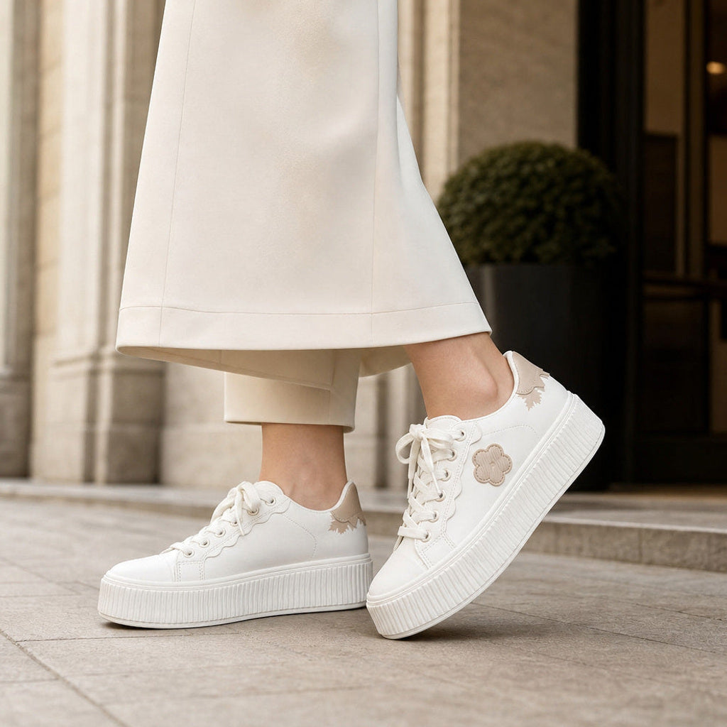 Walburge | Plateau-Sneaker mit Blumenapplikation Weiß Weiß – Gesamtlook