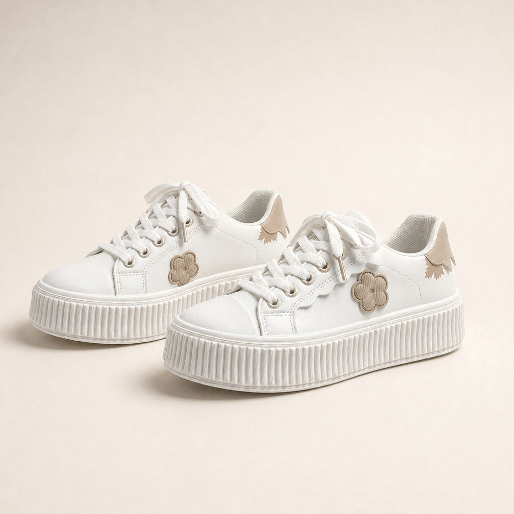 Walburge | Plateau-Sneaker mit Blumenapplikation Weiß Weiß – Produktfoto