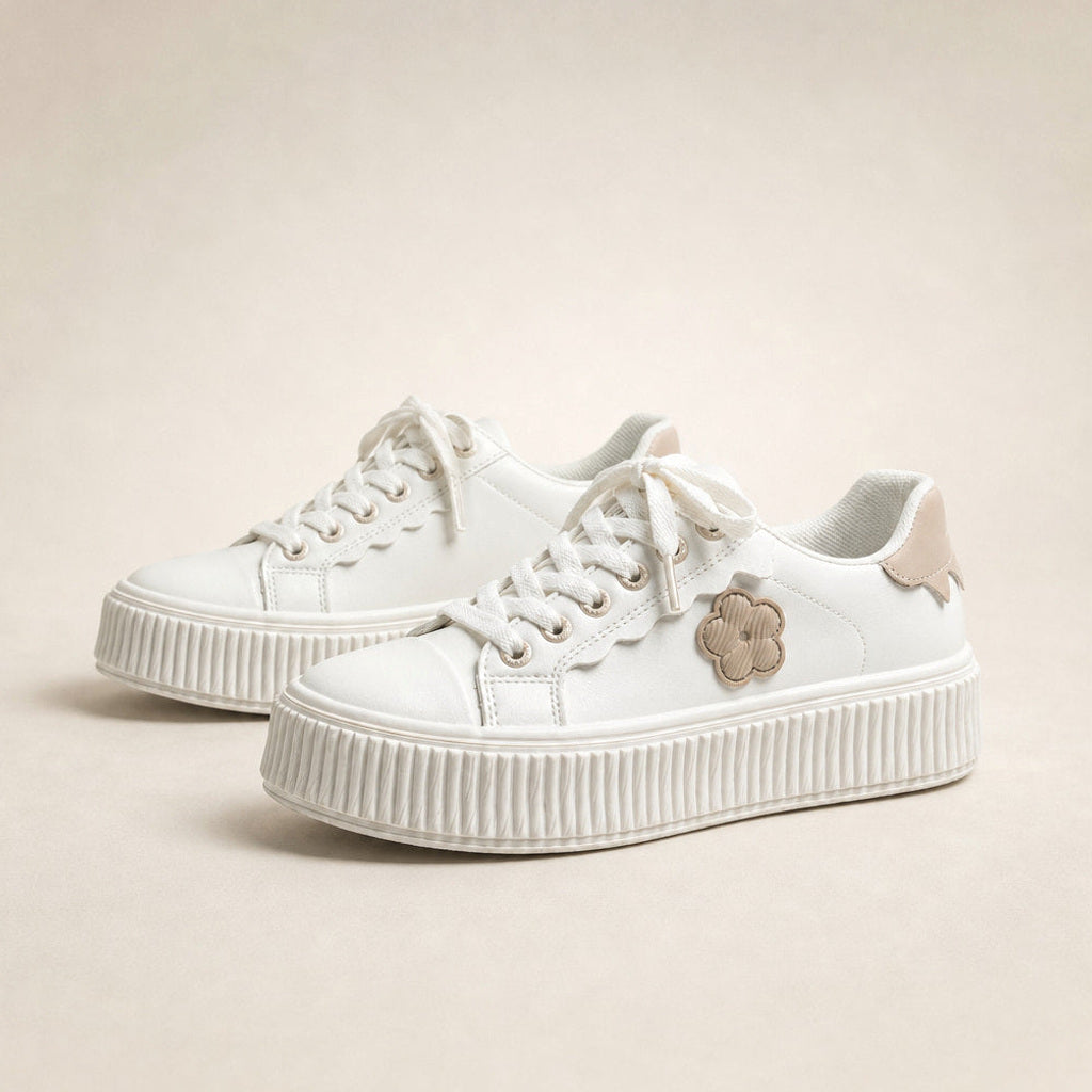 Walburge | Plateau-Sneaker mit Blumenapplikation Weiß in Weiß – Premium Editorial