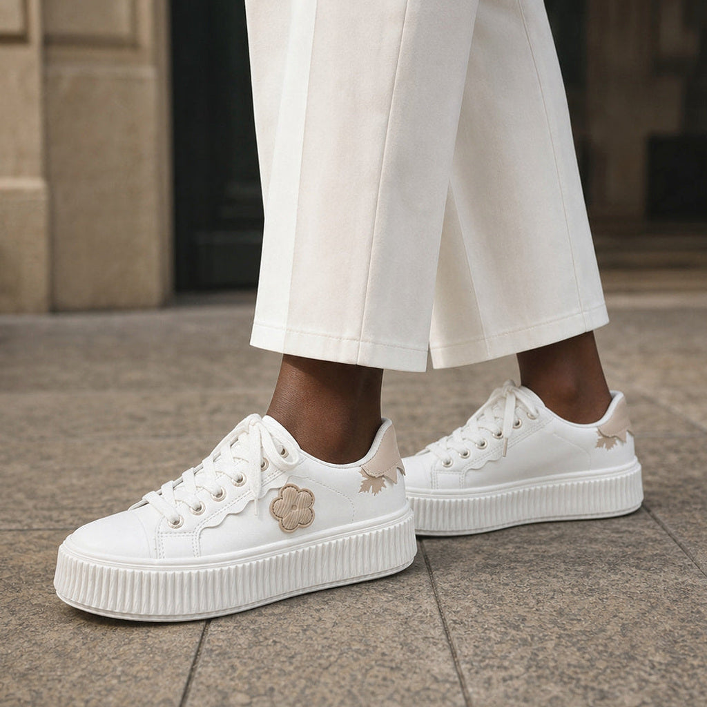Walburge | Plateau-Sneaker mit Blumenapplikation Weiß Weiß – Gestyltes Editorial-Foto