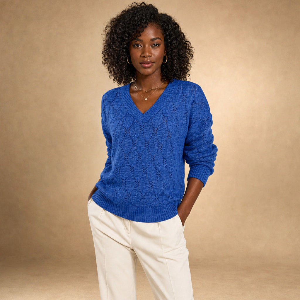 Waltrud | Pullover mit V-Ausschnitt Relaxed Fit in Blau – Premium Editorial