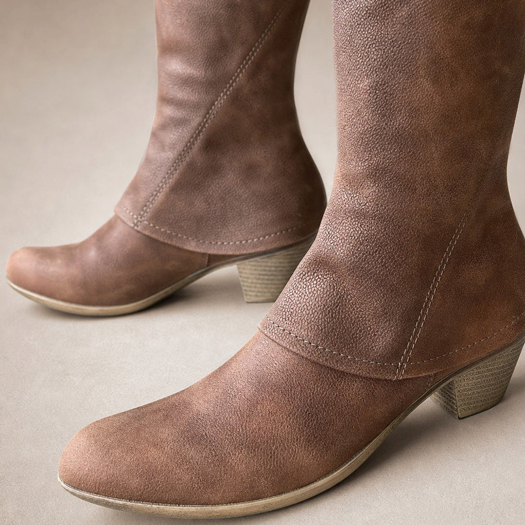 Wendeline | Wadenhohe Stiefel mit Seitenzip und Blockabsatz Braun – Stoff- und Detailaufnahme