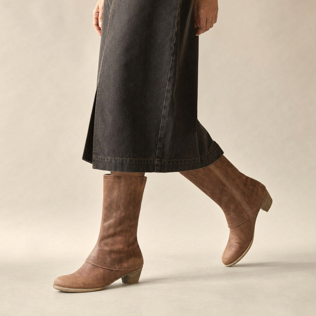 Wendeline | Wadenhohe Stiefel mit Seitenzip und Blockabsatz Braun – Produktfoto