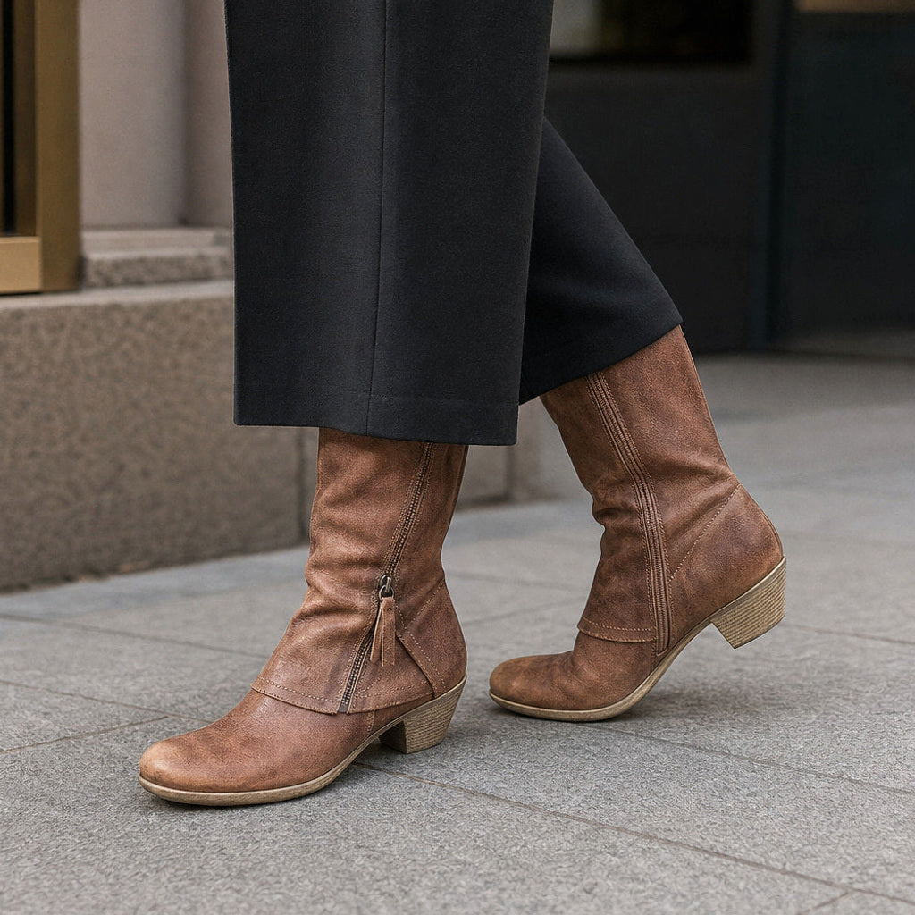 Wendeline | Wadenhohe Stiefel mit Seitenzip und Blockabsatz Braun – Gestyltes Editorial-Foto