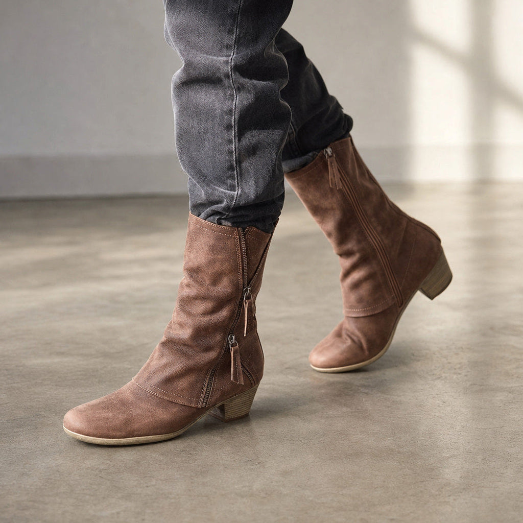 Wendeline | Wadenhohe Stiefel mit Seitenzip und Blockabsatz – Gestyltes Editorial-Foto