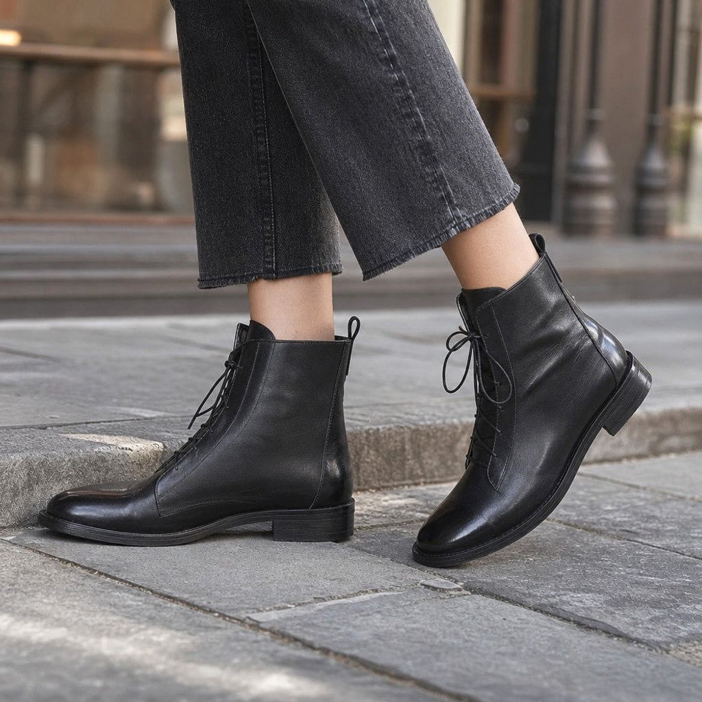 Wiebke | Chelsea Boots mit Mandelkappe und Blockabsatz Schwarz – Gestyltes Editorial-Foto