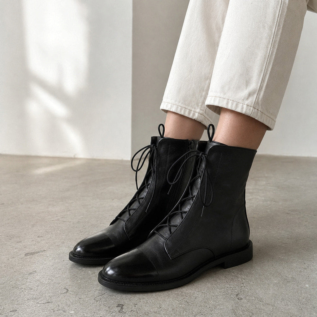 Wiebke | Chelsea Boots mit Mandelkappe und Blockabsatz – Gestyltes Editorial-Foto