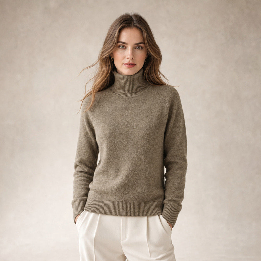 Witteke | Rollkragenpullover aus Merino-Kaschmir-Mischung in Dunkelbeige – Premium Editorial