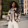 Wolfhild | Boucle Jacke mit Kuhmuster und offener Front Mehrfarbig – Gestyltes Editorial-Foto