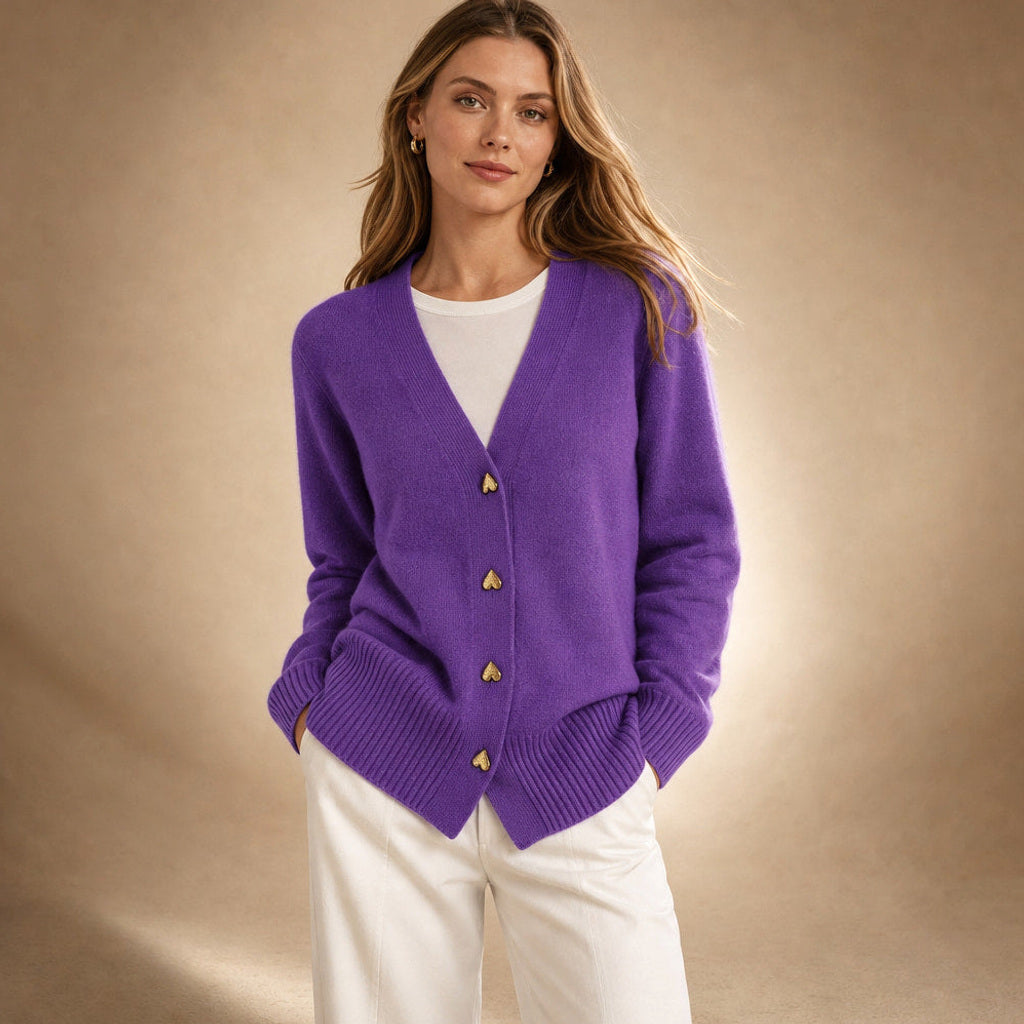 Wolfhilt | Strickjacke mit V-Ausschnitt und Knopfleiste in Lila – Premium Editorial