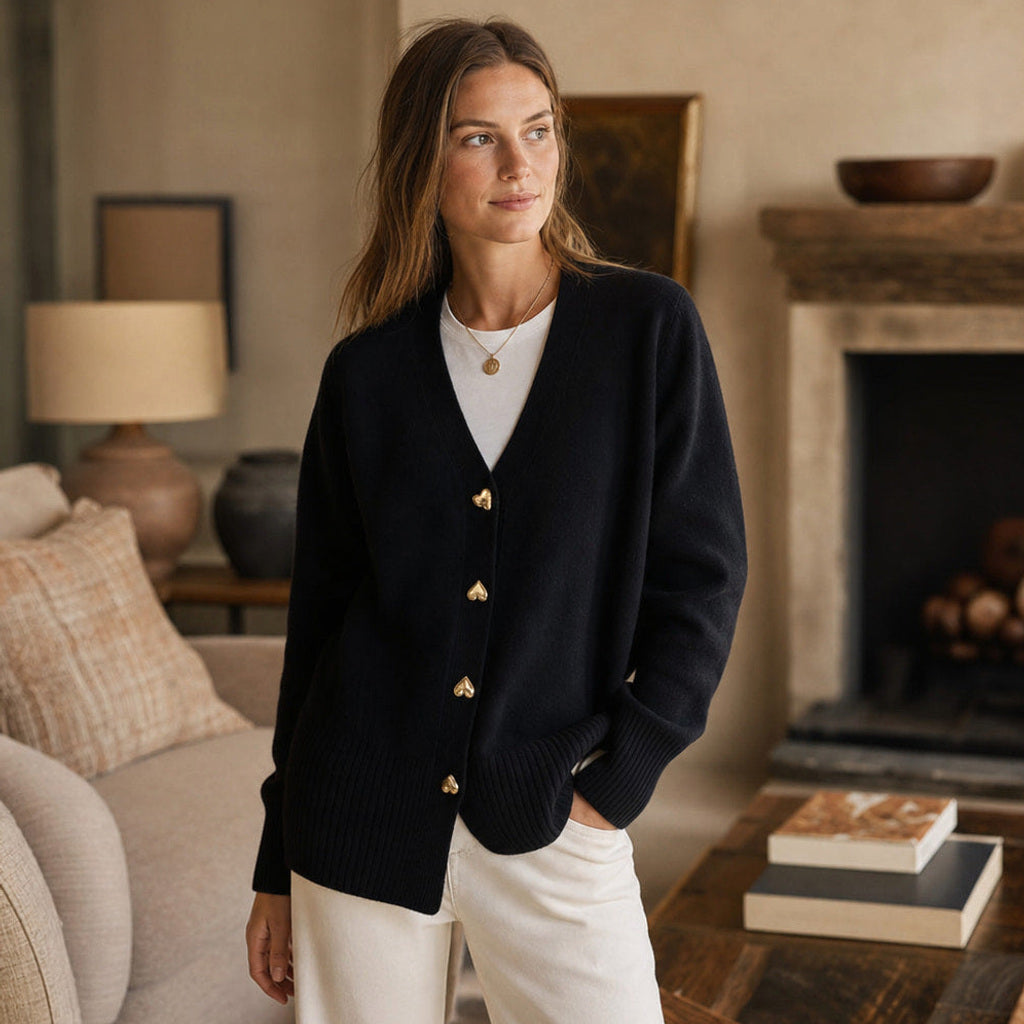 Wolfhilt | Strickjacke mit V-Ausschnitt und Knopfleiste Schwarz – Gestyltes Editorial-Foto