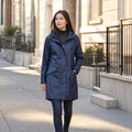 Zilleke | Regenjacke mit verstellbarer Kapuze Marineblau / Blau – Gestyltes Editorial-Foto