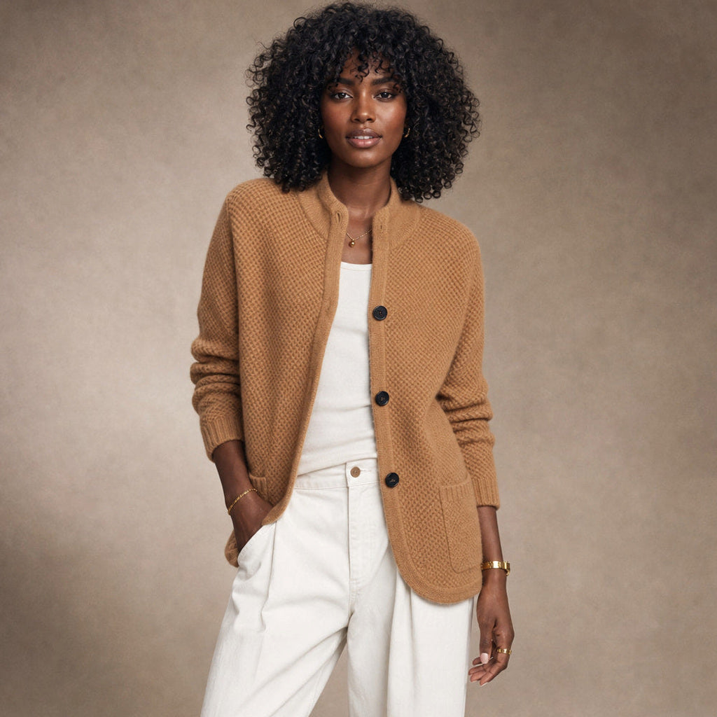 Zimtrud | Strickjacke mit offener Front aus Weichstrick in Camel – Premium Editorial